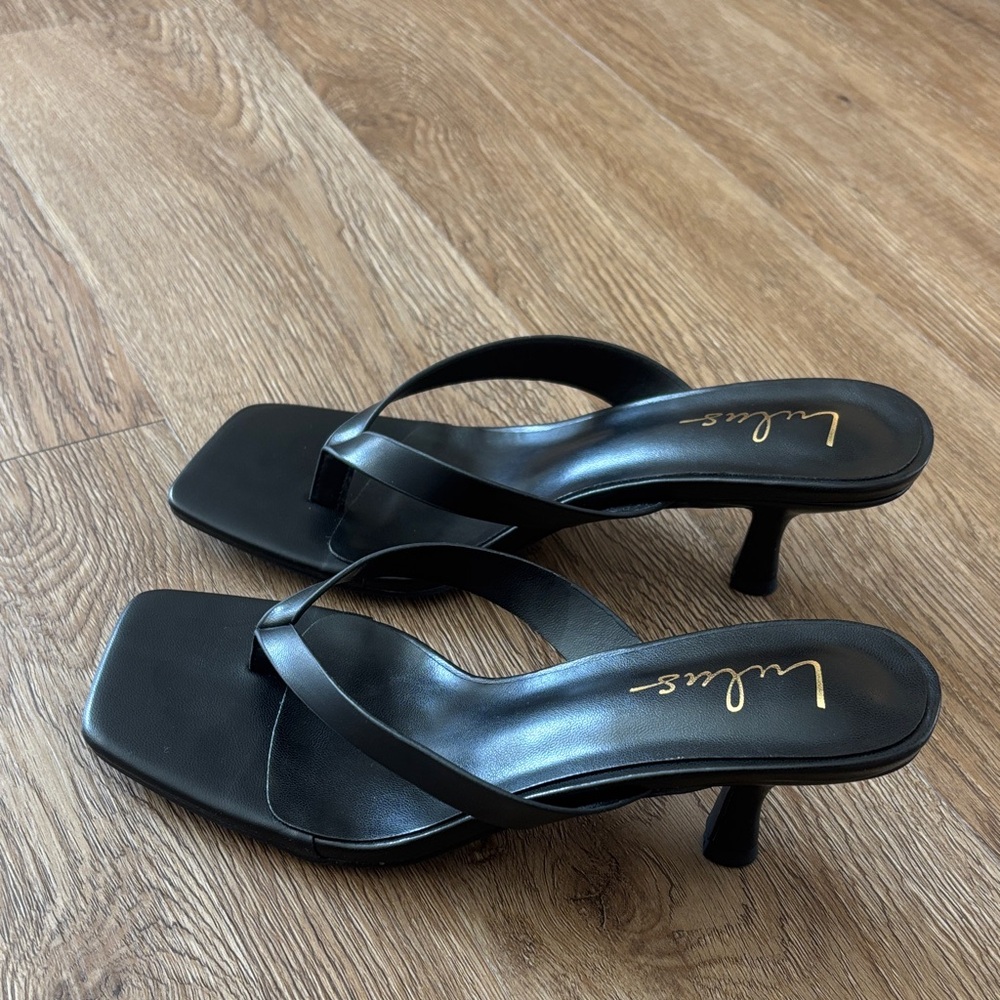 Lulu's Black Square-Toe Low Heel Thong Sandals